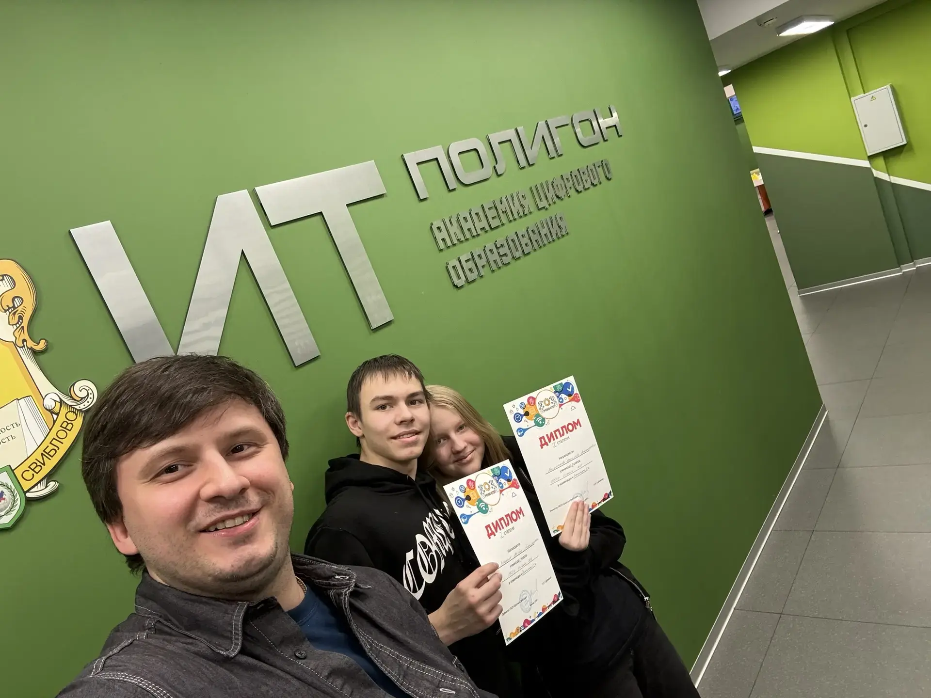 ПОБЕДИТЕЛИ «РОБОСТЕПА» 👏  Команда школы в составе Артёма и Ярославы, учеников 7 класса, заняла I МЕС