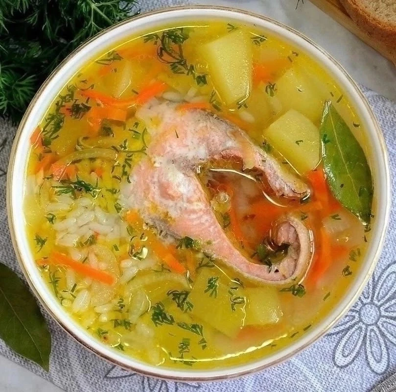 Легкий суп из горбуши с рисом