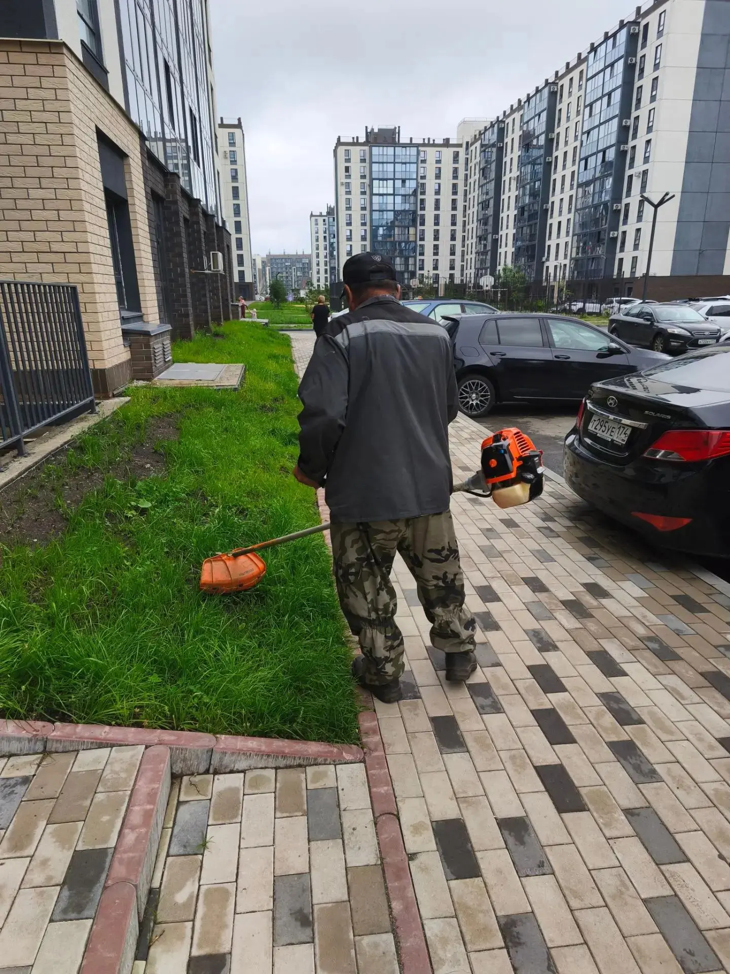 Сотрудники УК  "Горизонты"  продолжают производить ежедневные работы по благоустройству  территории 
