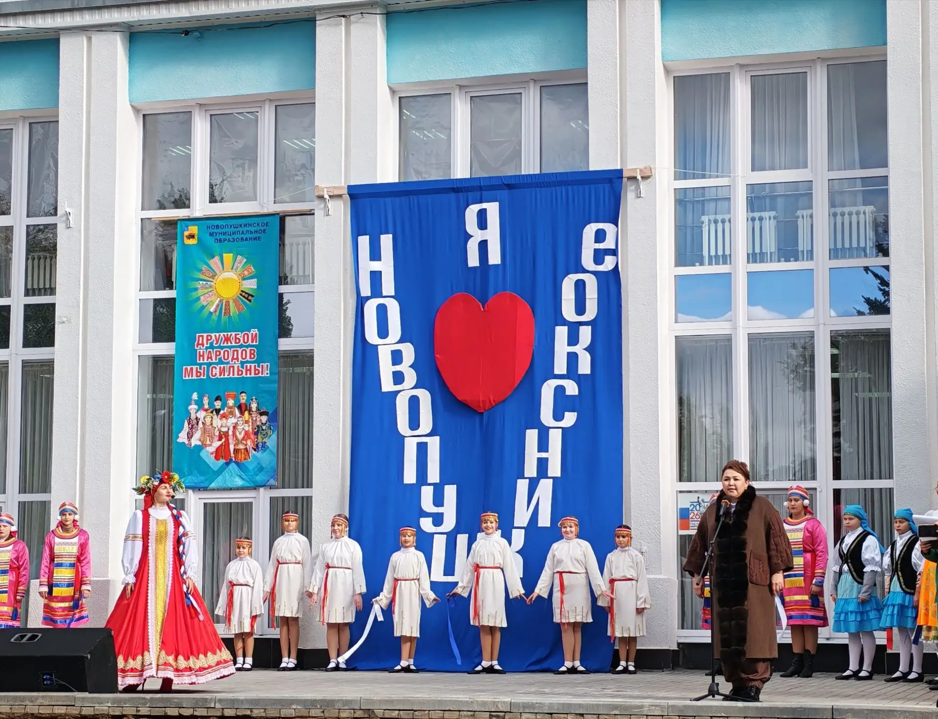 Поздравления и вручение памятных подарков в рамках III фестиваля национальных культур "...