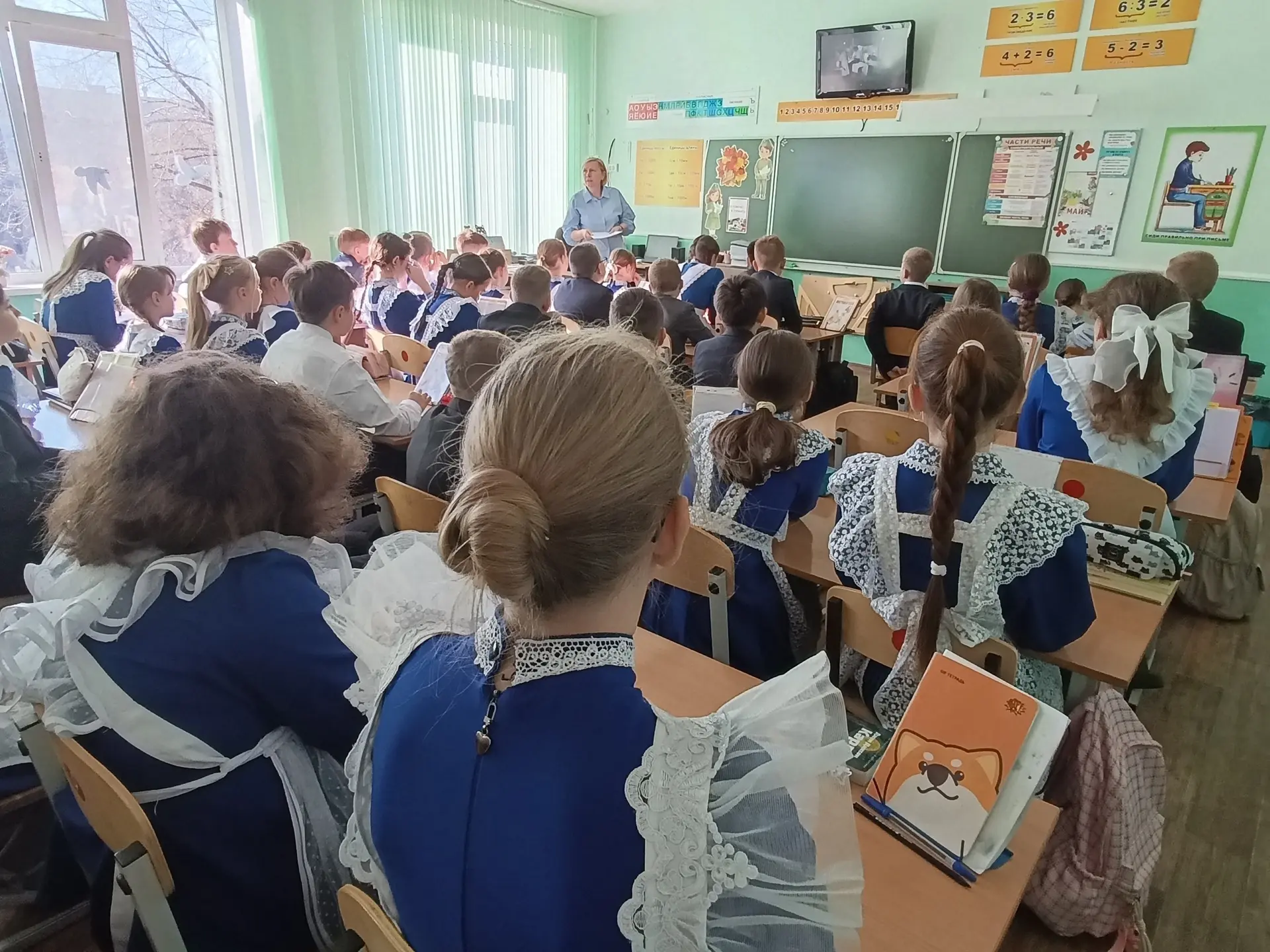 🇷🇺 Учебная неделя в нашей школе традиционно началась с торжественного внесения Государственного флаг