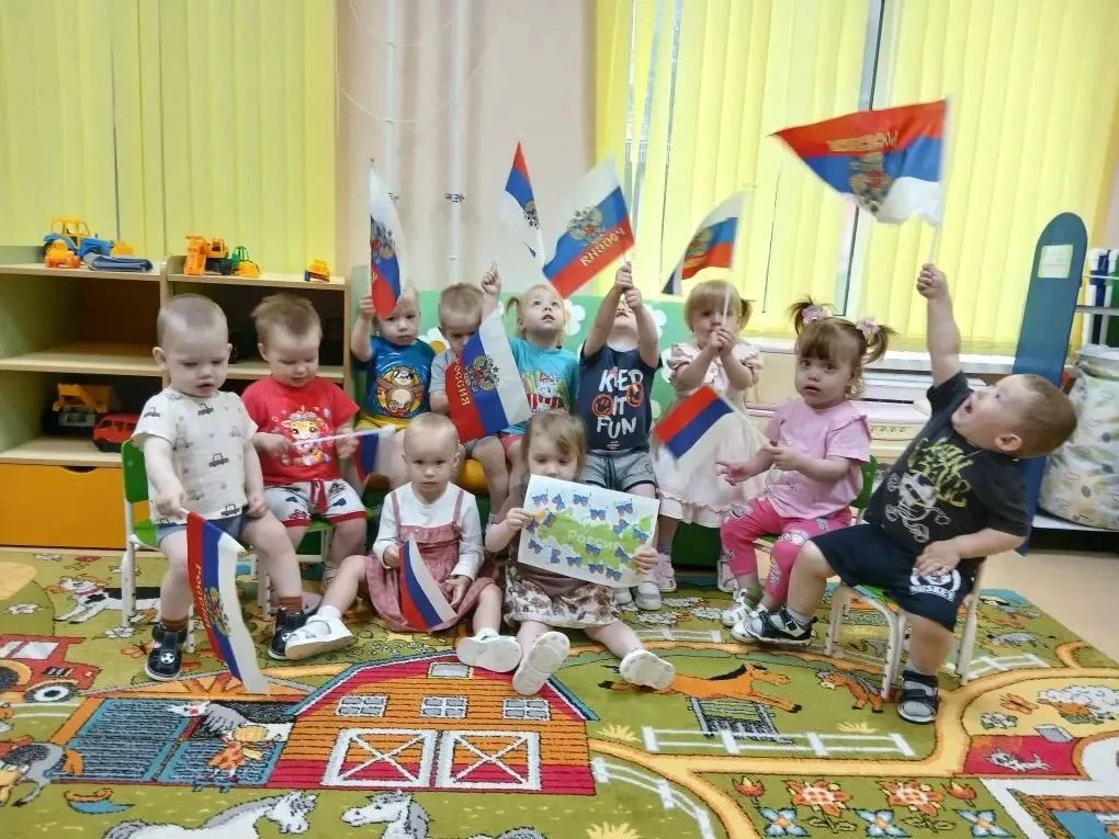 Во второй группе раннего возраста прошло празднование Дня России. На протяжении недели была выполнен