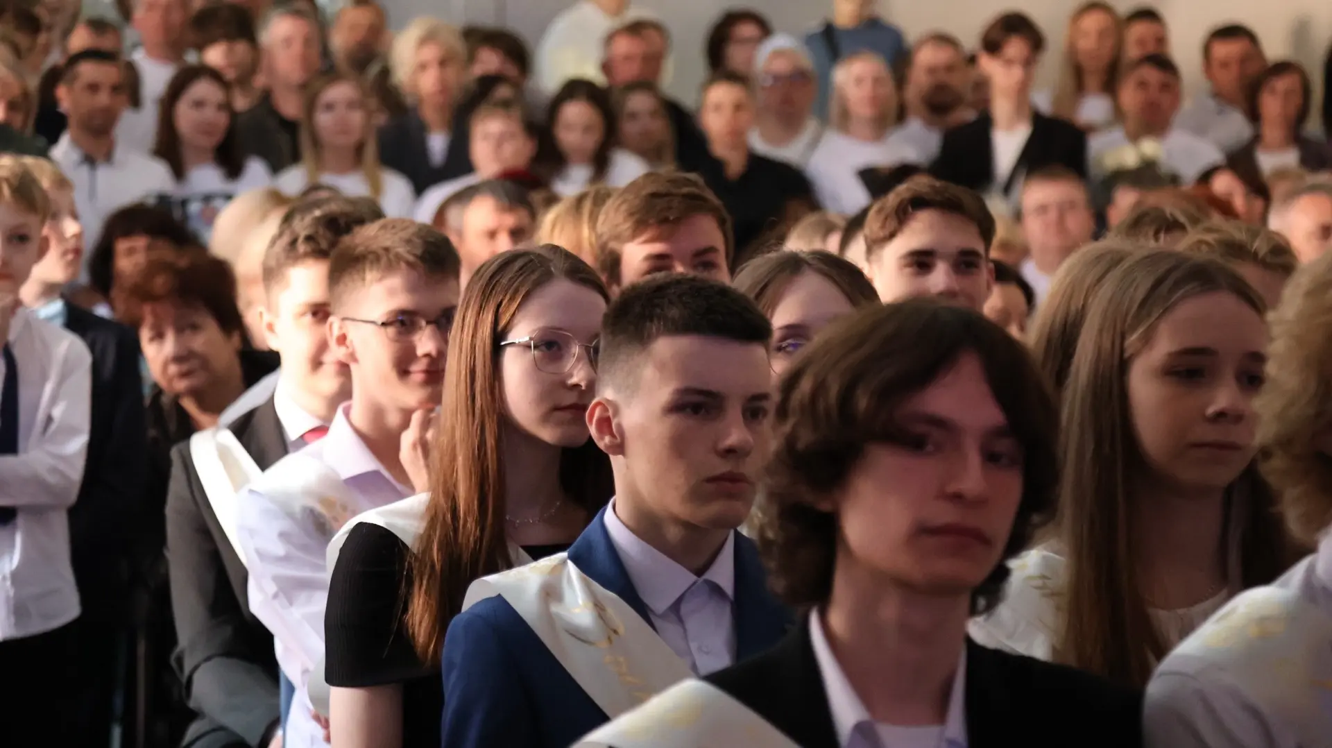 Поздравить выпускников школы пришел Роман Евгеньевич Калинин