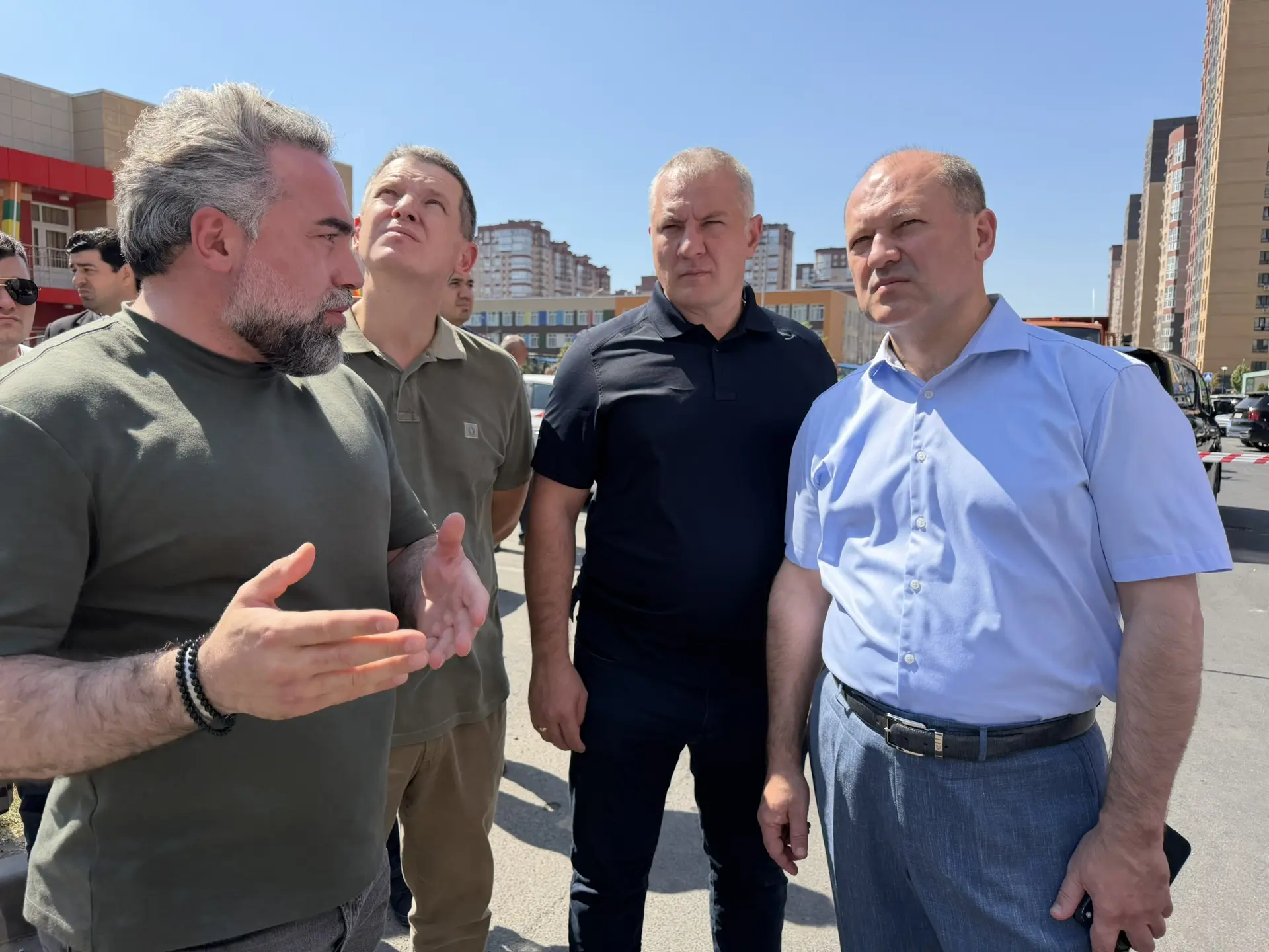Нахожусь на месте ночного происшествия в Пролетарском районе.  Сейчас экспертный центр ...