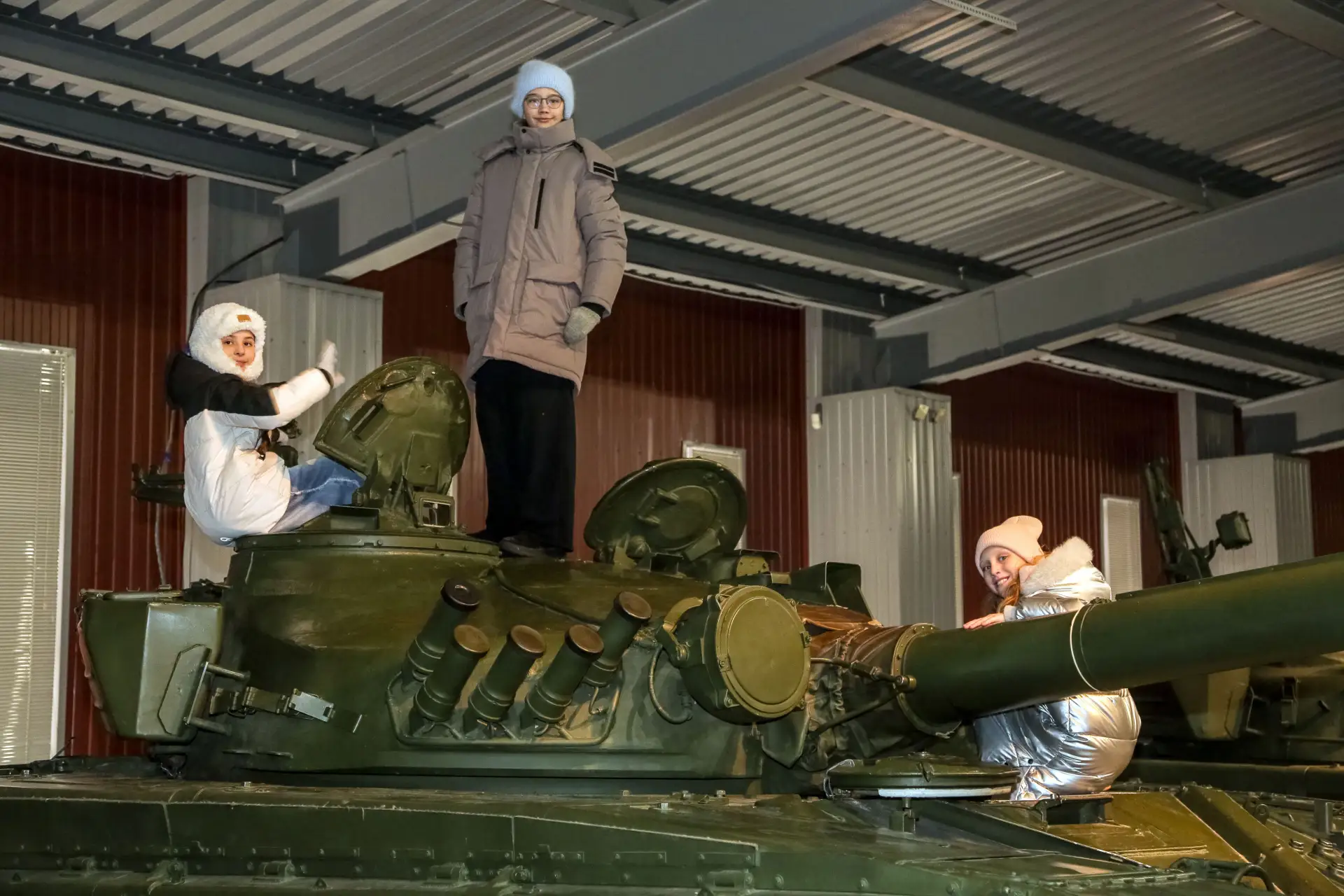 Путешествие в историю и современность Уралвагонзавода   Восемь увлечённых бронетехникой ребят побыва