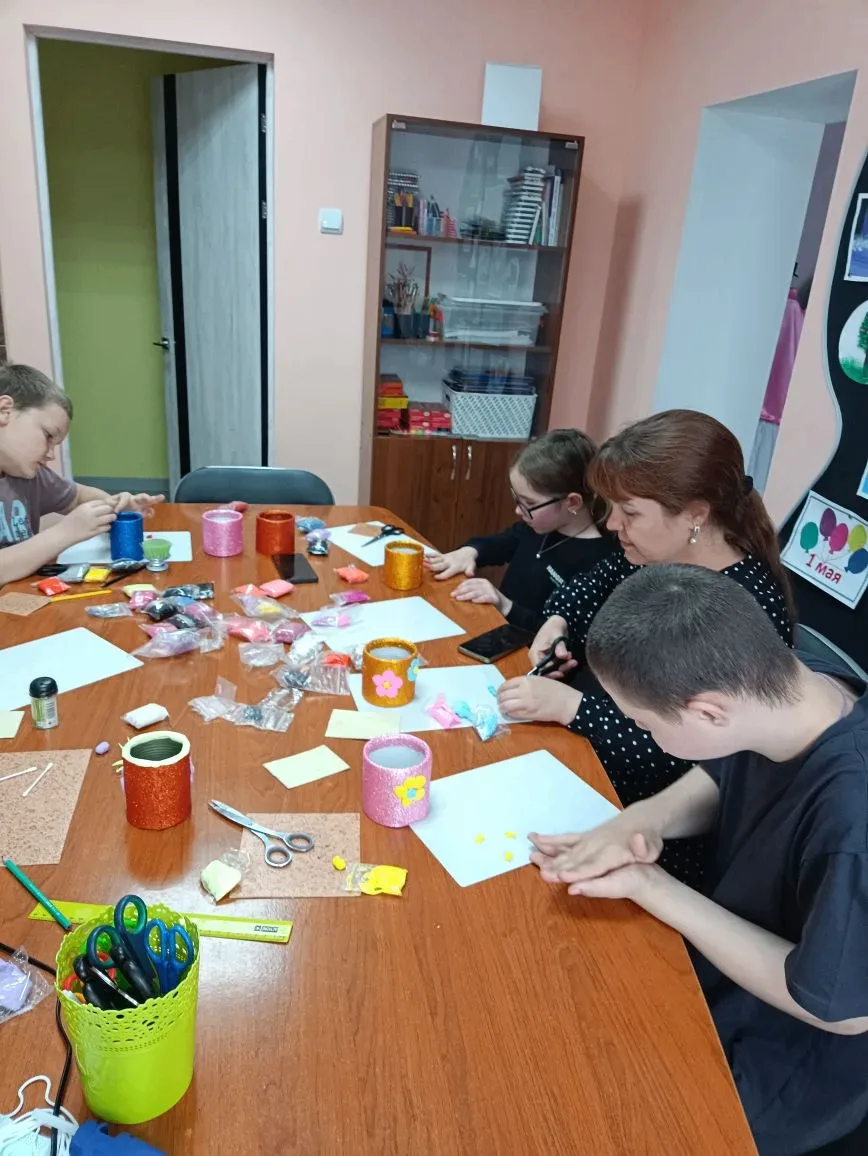 Сегодня с несовершеннолетними получателями соц.услуг специалисты провели занятие по изг...