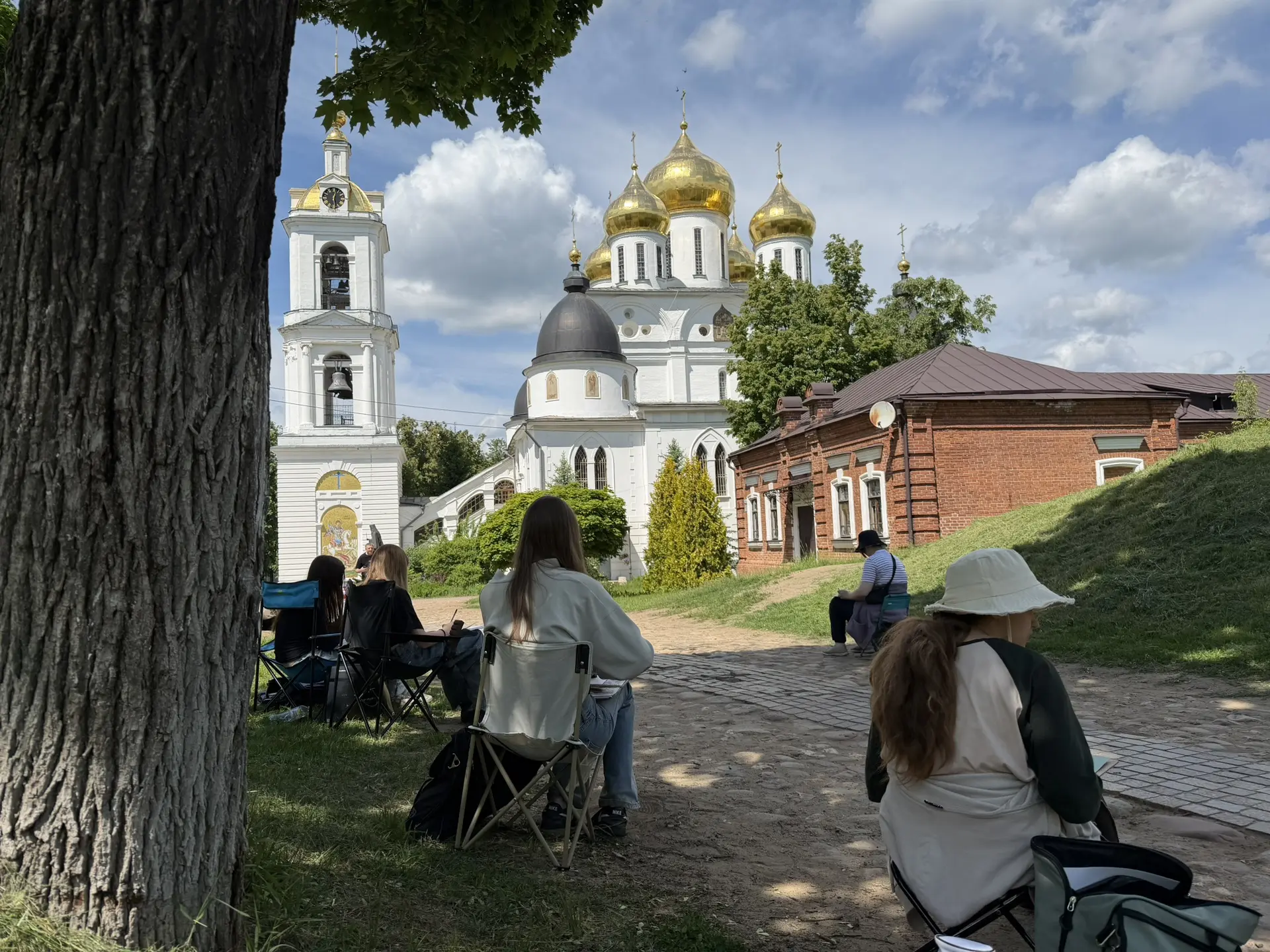 🎨 В Детской художественной школе города Дмитрова стартовала вторая неделя пленэра! Ученики уже прео