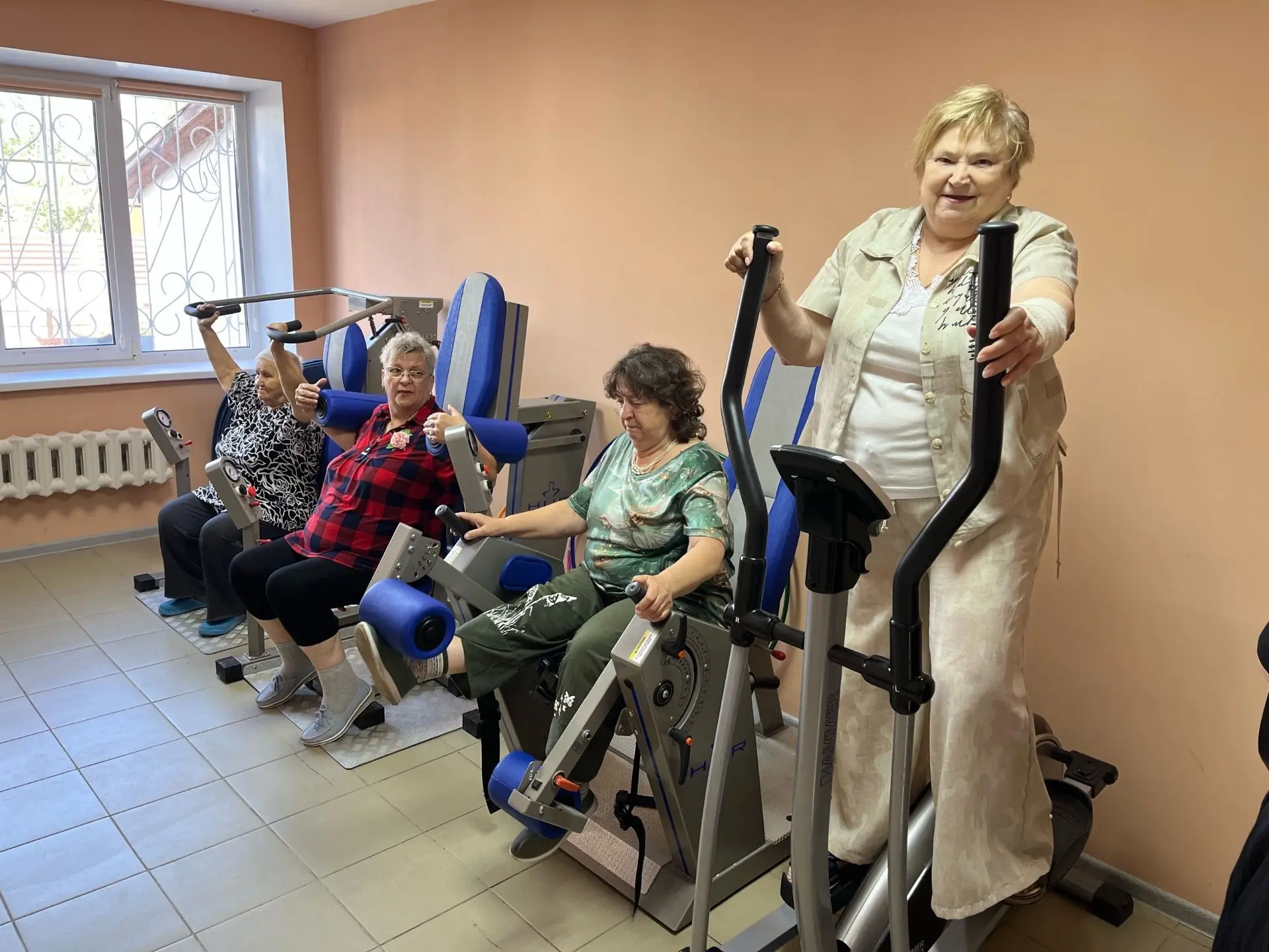Пенсионеры заряжаются энергией в тренажёрном зале