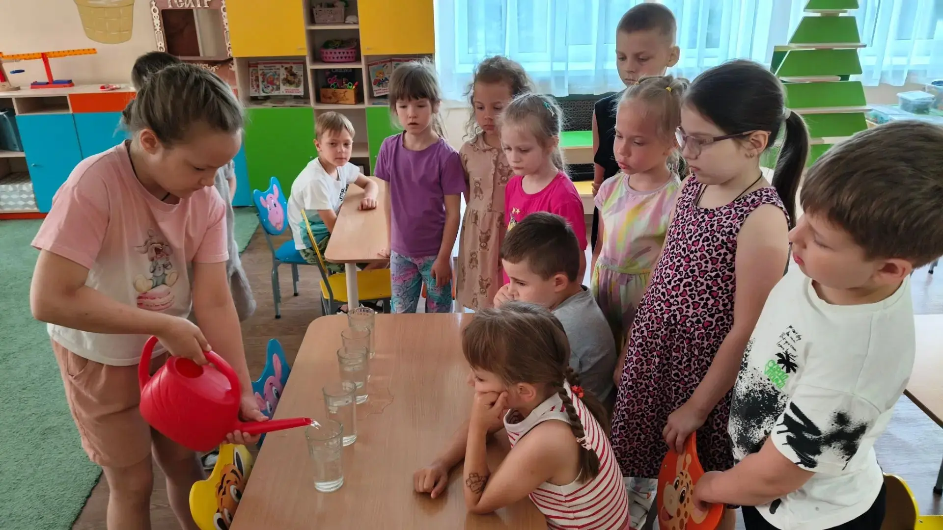 "Как растения пьют воду? " 


Опыт с окрашенной водой — это классическая и очень наглядная демонстра