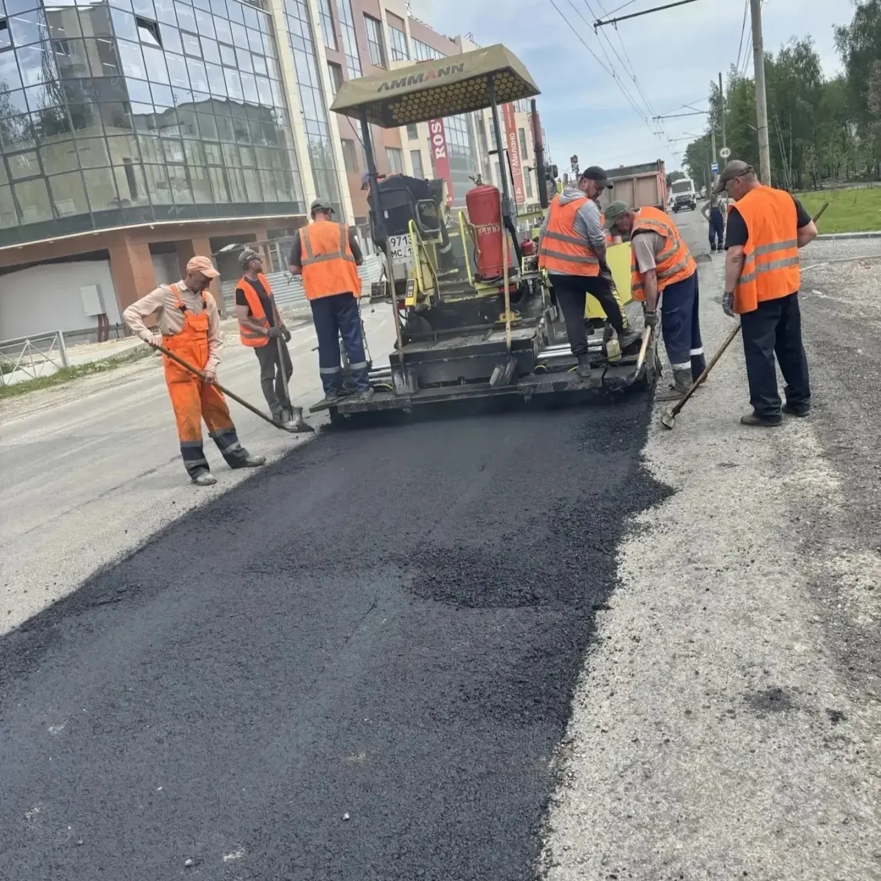 Дела городские, майские 🌸  Погода радует нас теплыми днями, а бригада озеленителей - цветами. Всеми 