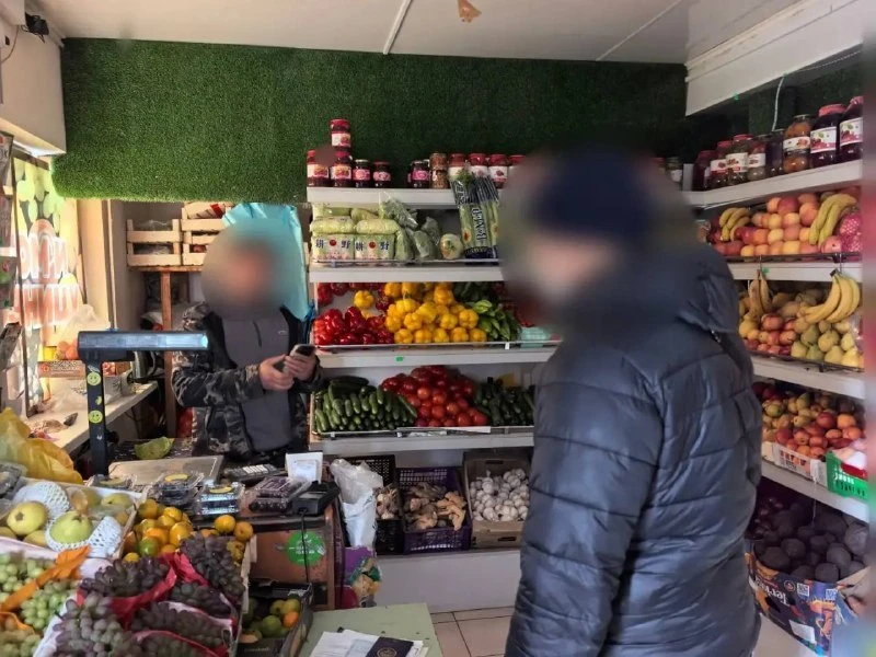 Силовики провели рейд на одном из рынков Якутска. В проверке участвовали сотрудники Цен...