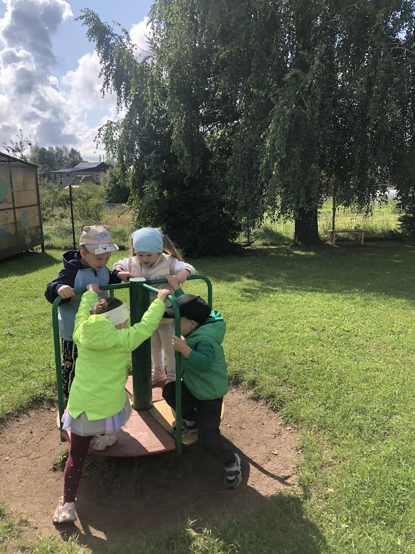 Прогулка в детском саду- это не только полезно, но и весело.
