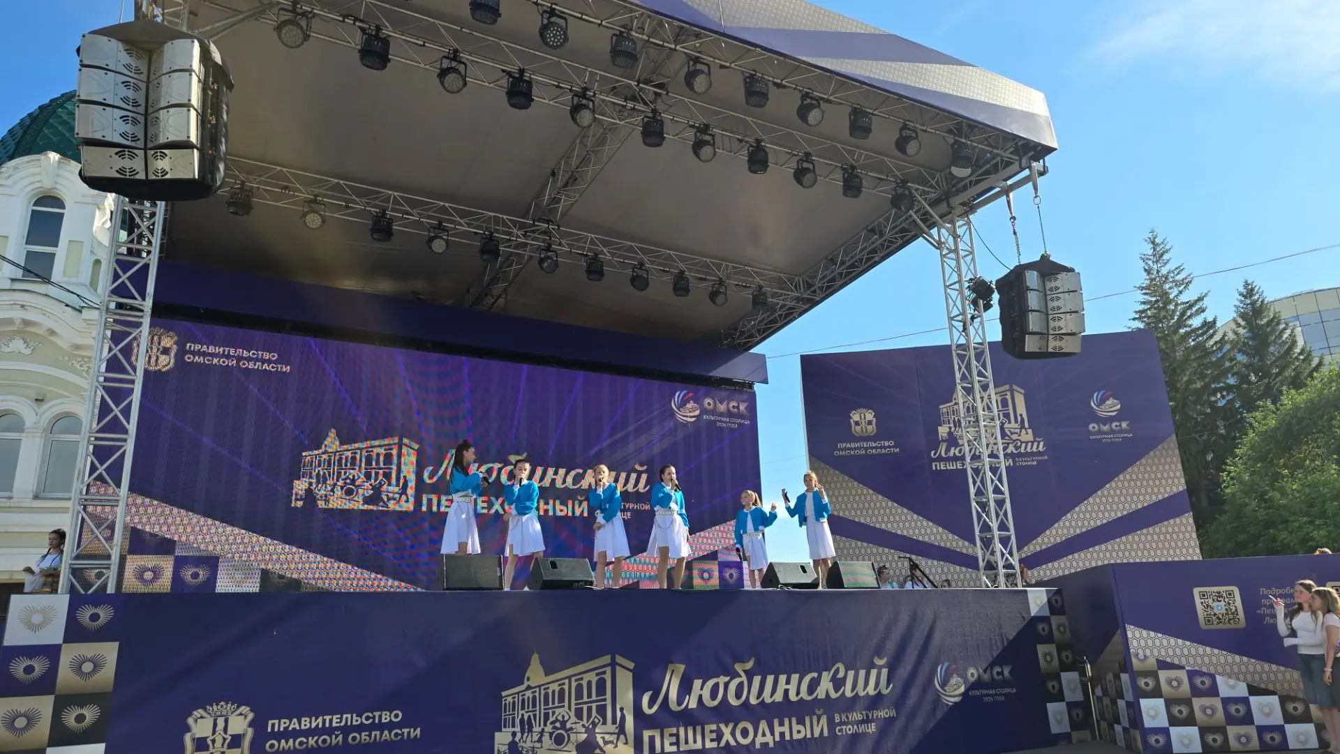На Пешеходном Любинском жара🔥

На главной сцене проекта выступают юные таланты из Детского дома тво