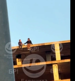 Опять чьи-то детишки на заброшке 😮