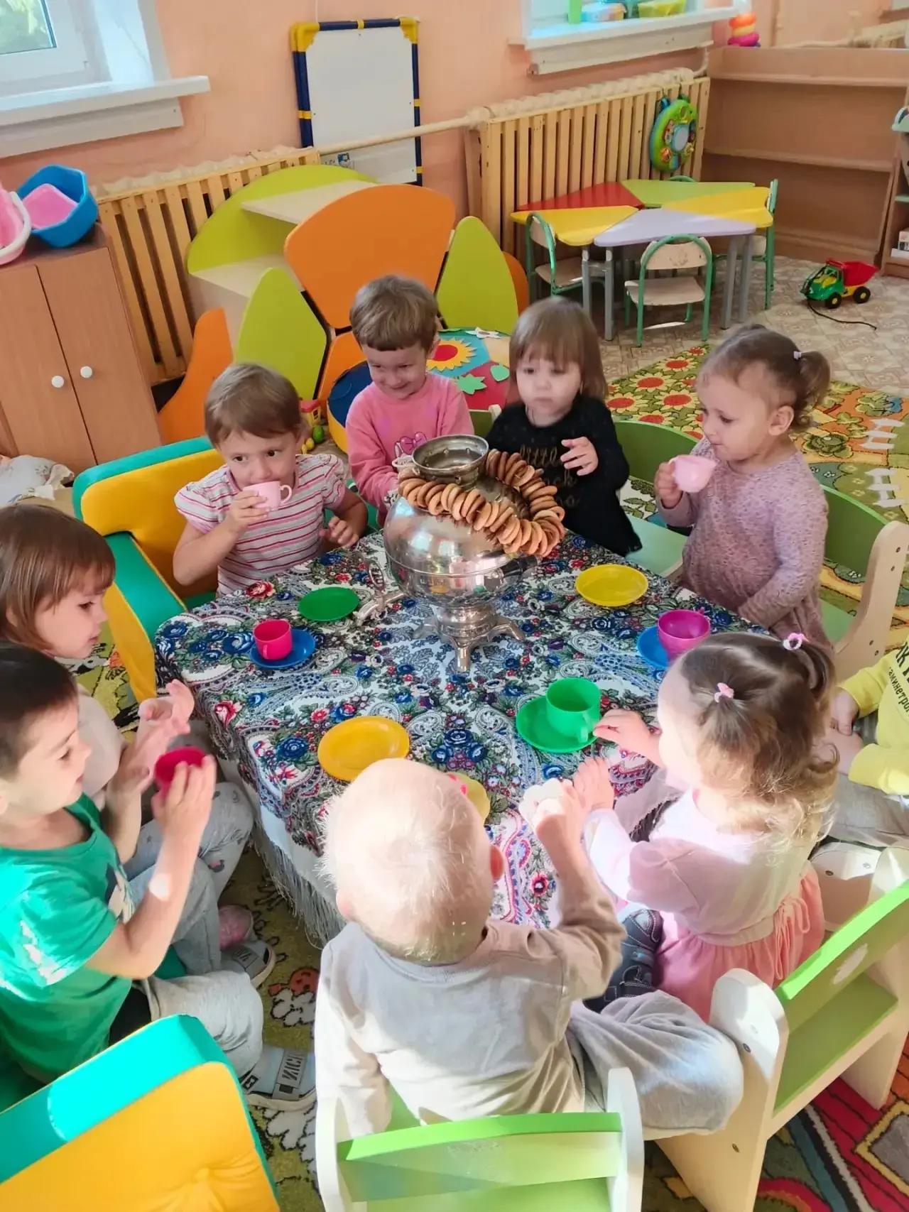 Пыхтит пузатый гость — знакомимся с русским самоваром! 🫖