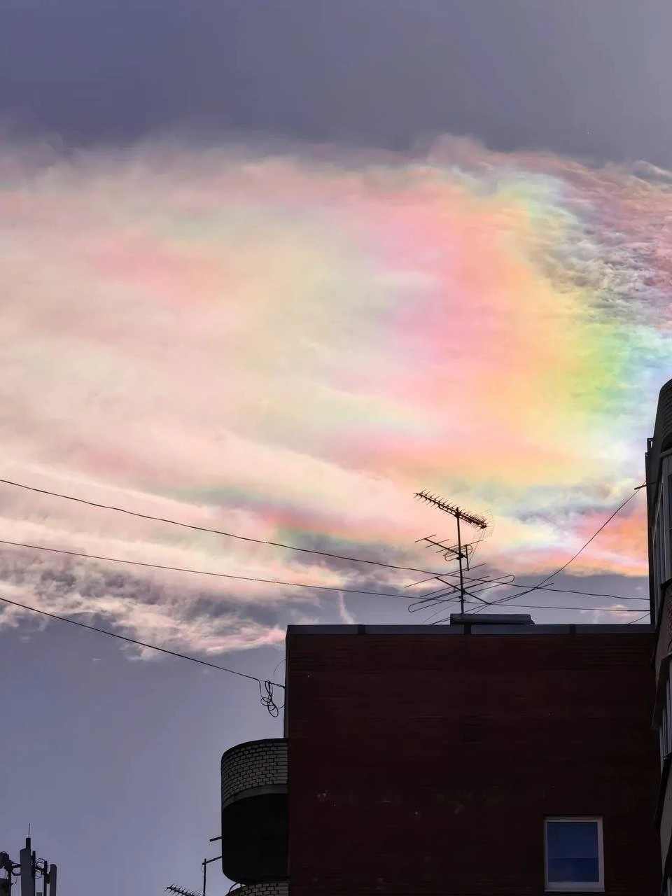 🌈 Необычные радужные облака заметили сегодня над Питером.