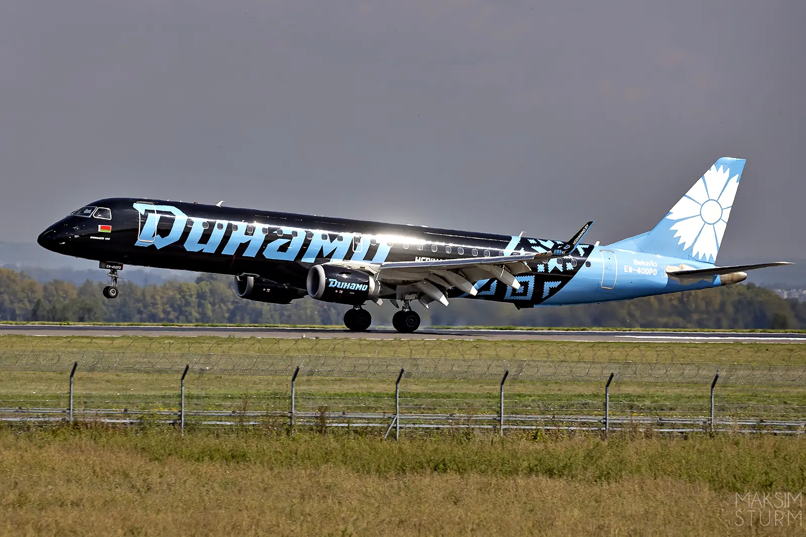 "Динамолет". Брендированный самолёт Embraer 195, окрашенный в цвета хоккейного клуба «Д...