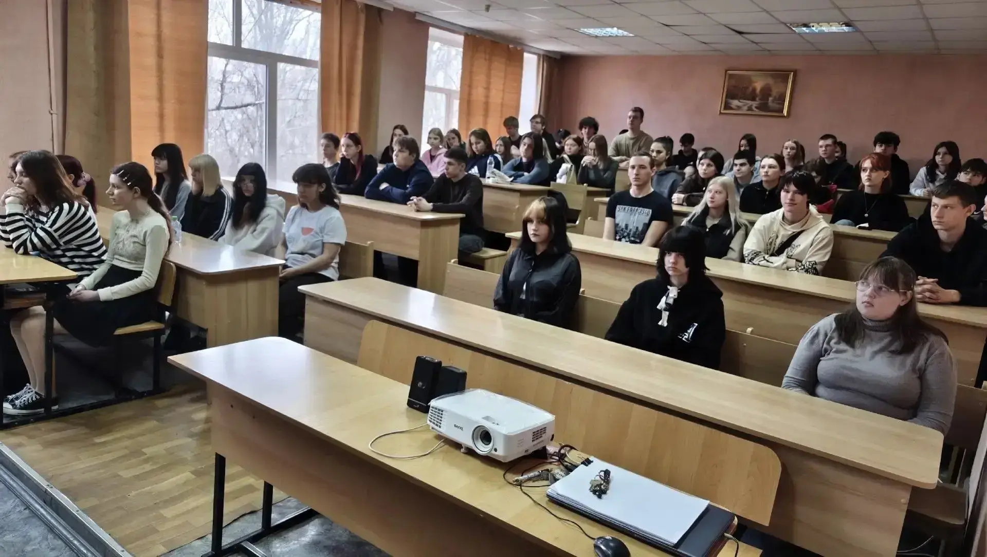 Подросток и правонарушения: как не стать жертвой вербовщиков. Важные беседы в Донецком колледже экон