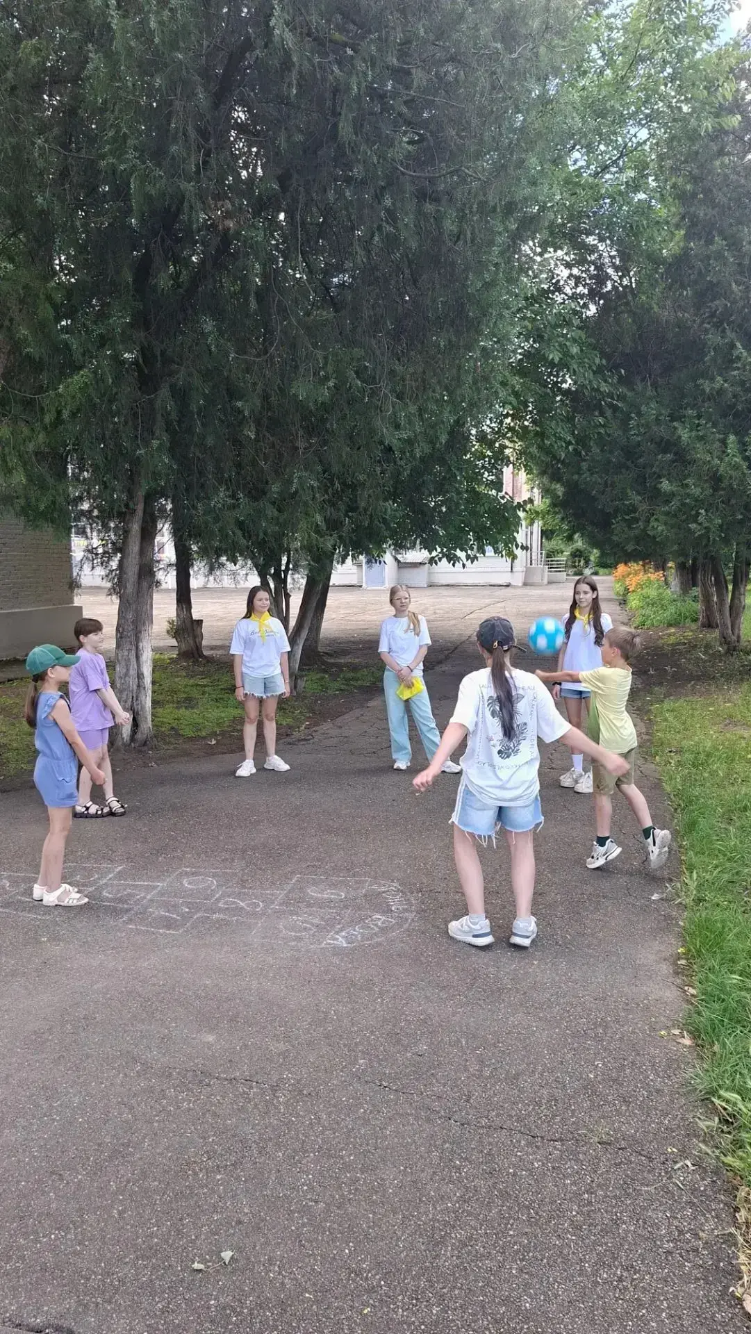 Ни дня без спорта! Участники лагеря "Василёк" принимают активное участие в играх на свежем воздухе и