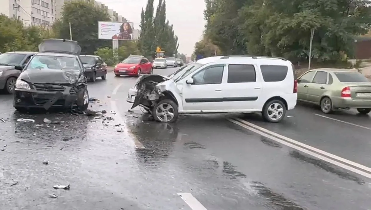 В Саратове утром произошла авария с пострадавшим в Кировском районе.