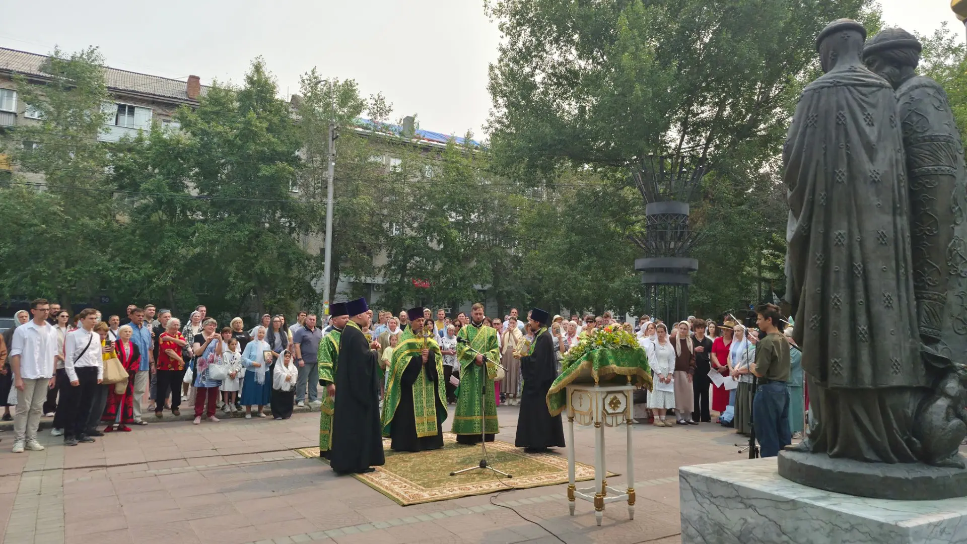 Сегодня в Нарымском сквере новосибирцы отпраздновали День семьи, любви и верности – для...