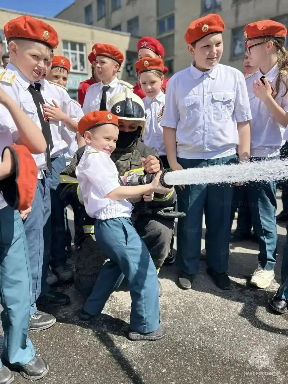 В Губкине учеников ОК«СтартУМ» посвятили в кадеты МЧС и юнармейцы  Ребята произнесли клятву. Они поо