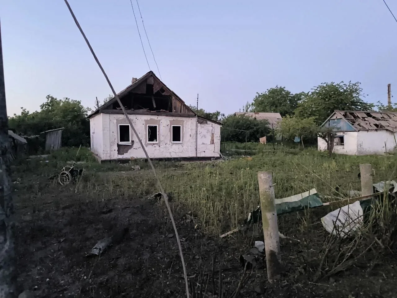 Вчера вечером украинские неонацисты нанесли ракетный удар по частному сектору в Свердло...