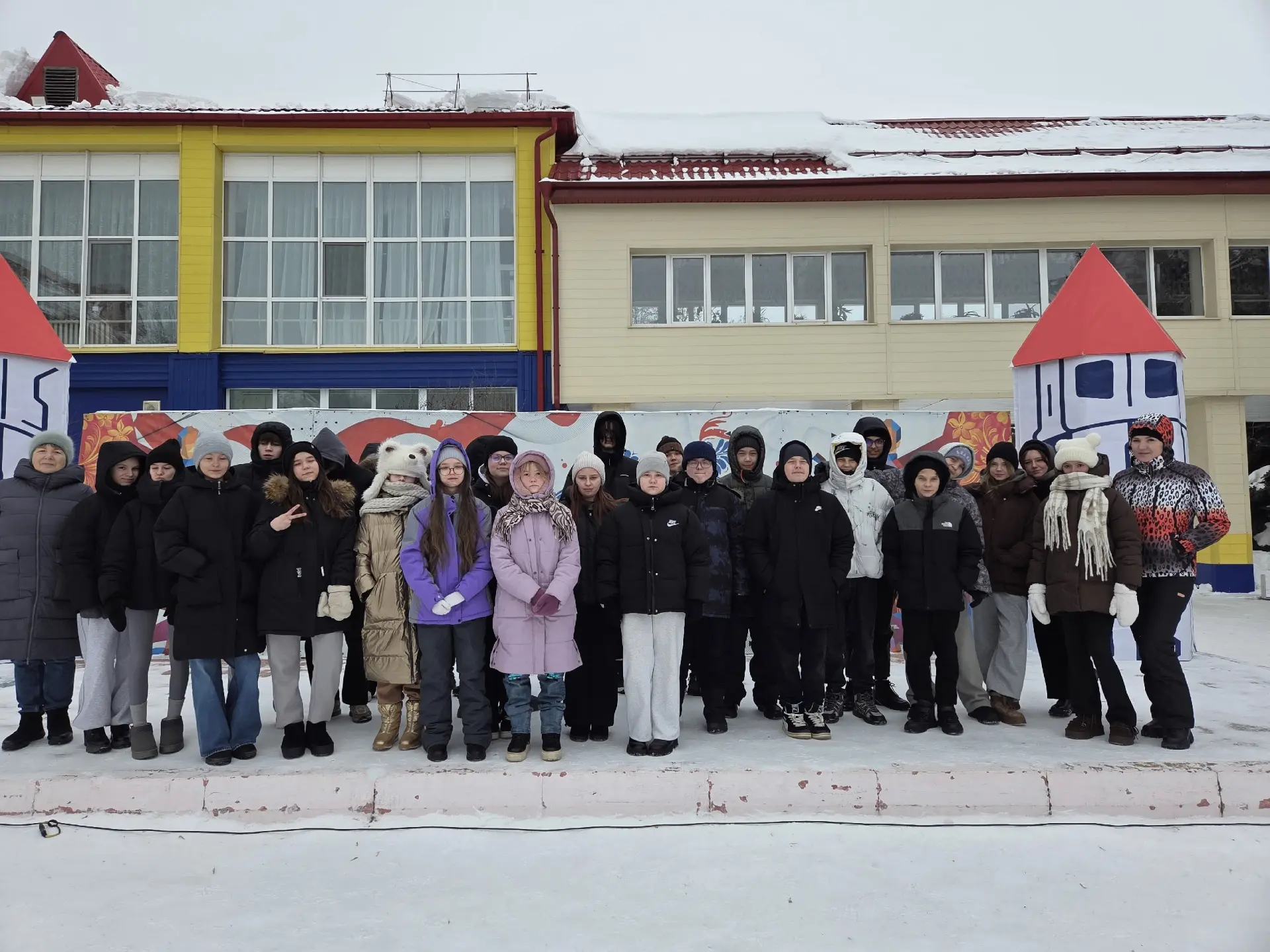 20 февраля учащиеся 5 "Д", 7 "В" и 8 "Е" классов вместе со своими классными руководителями отправили