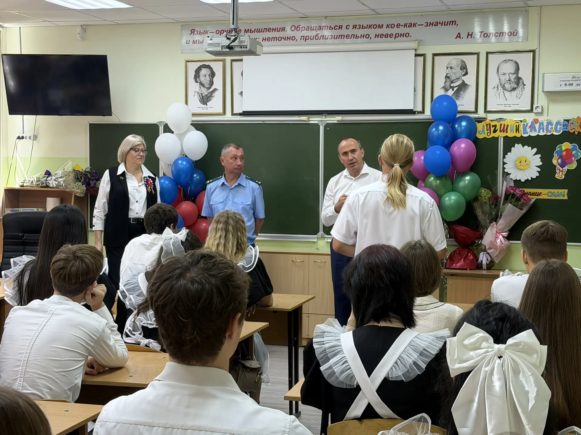 1 сентября вместе с прокурором Геленджика Юрием Шестаковым пришли в сельскую школу N12,...