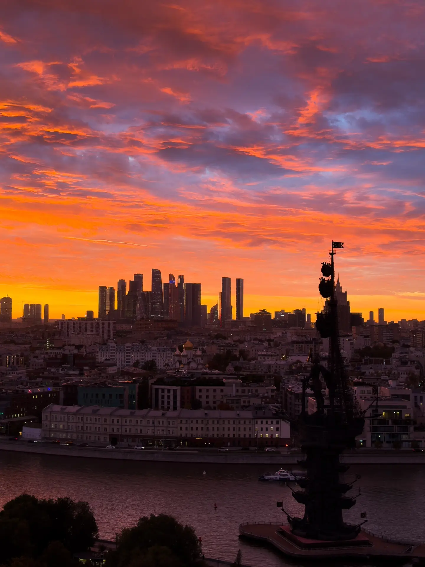 Такой сегодня невероятный закат в Москве, фото нашего фотографа Павла Огородникова