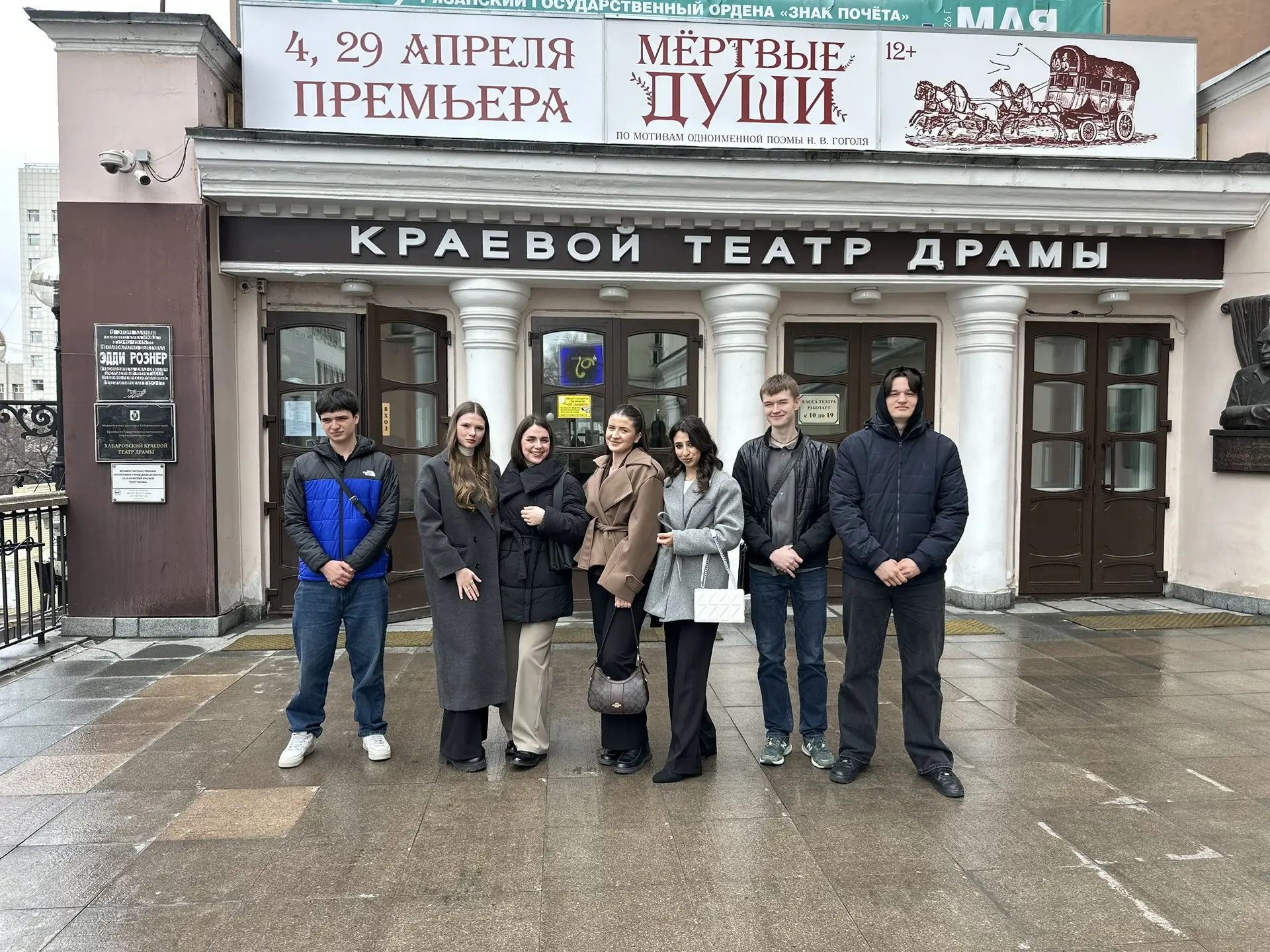 Литературный спектакль-реквием в Хабаровском краевом театре драмы «Говорят погибшие герои»  Студенты