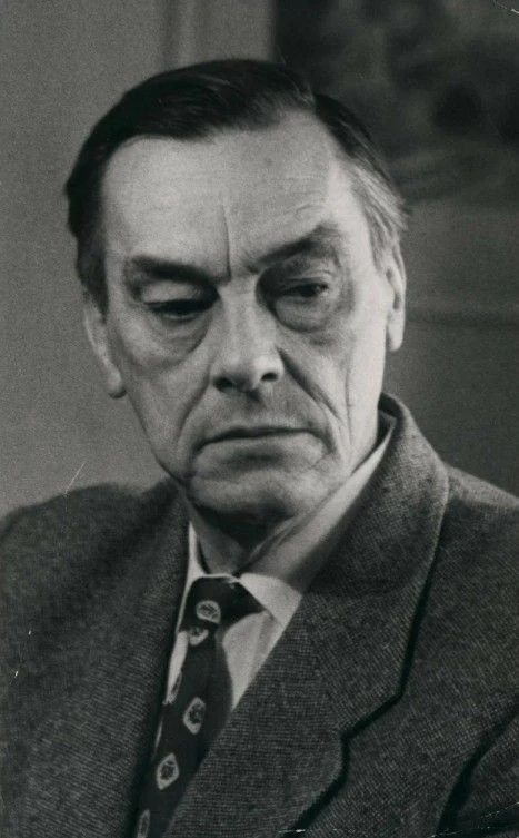119 лет назад родился поэт Арсений Александрович Тарковский (1907–1989).
* * *
Я учился траве, раскр