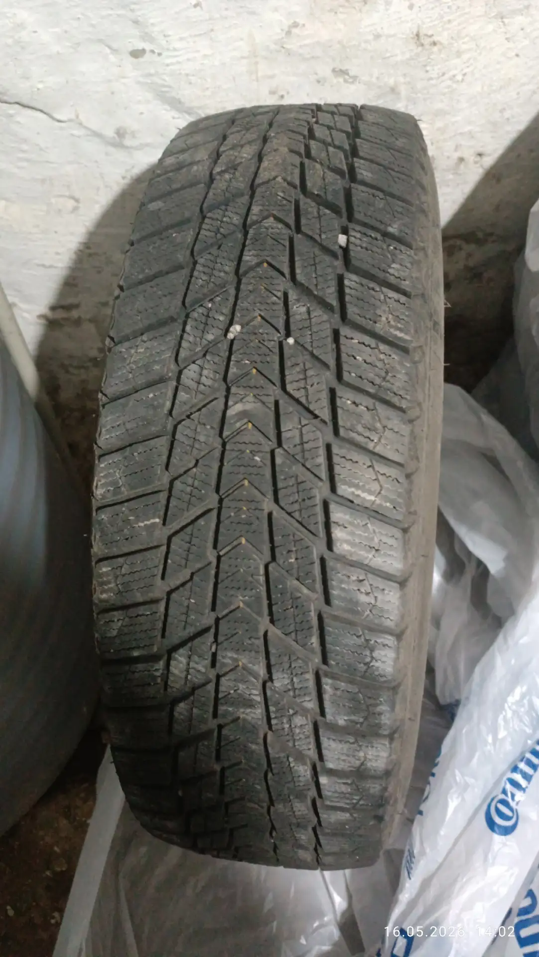 Продам зимнюю резину Nexen 185/65/R15 (производство Корея) липучка, в отличном состояни...