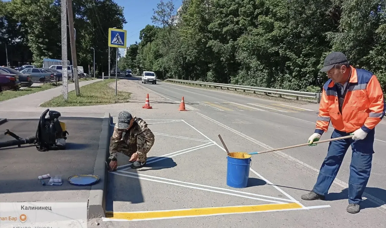 На этой неделе МБУ «Апрелевка» провели работы по нанесению разметки на пешеходных переходах 🚶‍♂️ и 