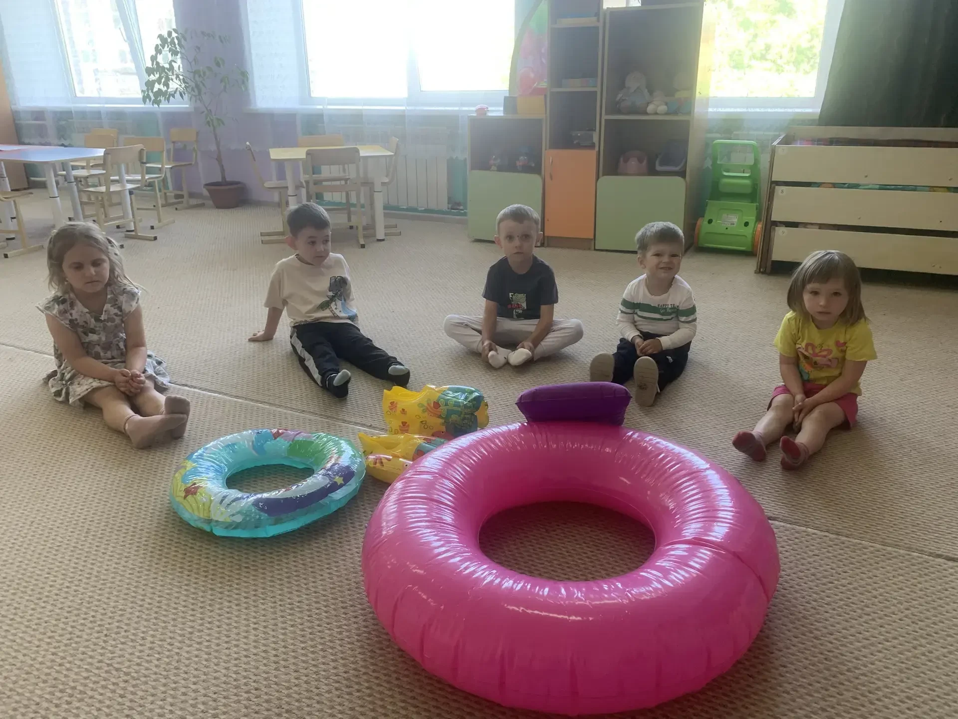🌊 😎  Как мы готовились к лету: в детском саду прошло занятие по безопасности на воде!
Лето — это с