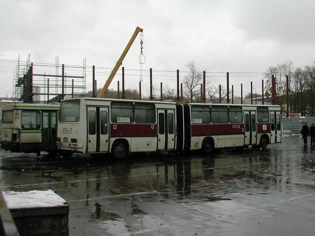 ⏰ Старый-добрый Икарус у метро "Войковская". Пишут, что сделали этот кадр в 2002. А это...