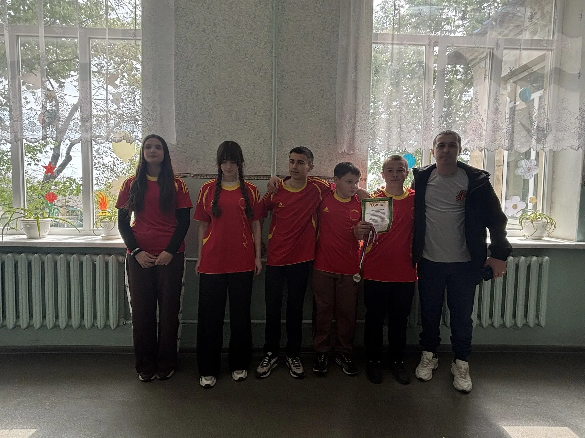 В ГБОУ«Успенская школа Амвросиевского м.о.» прошла линейка,на которой  
 собрались  все обучающиеся,