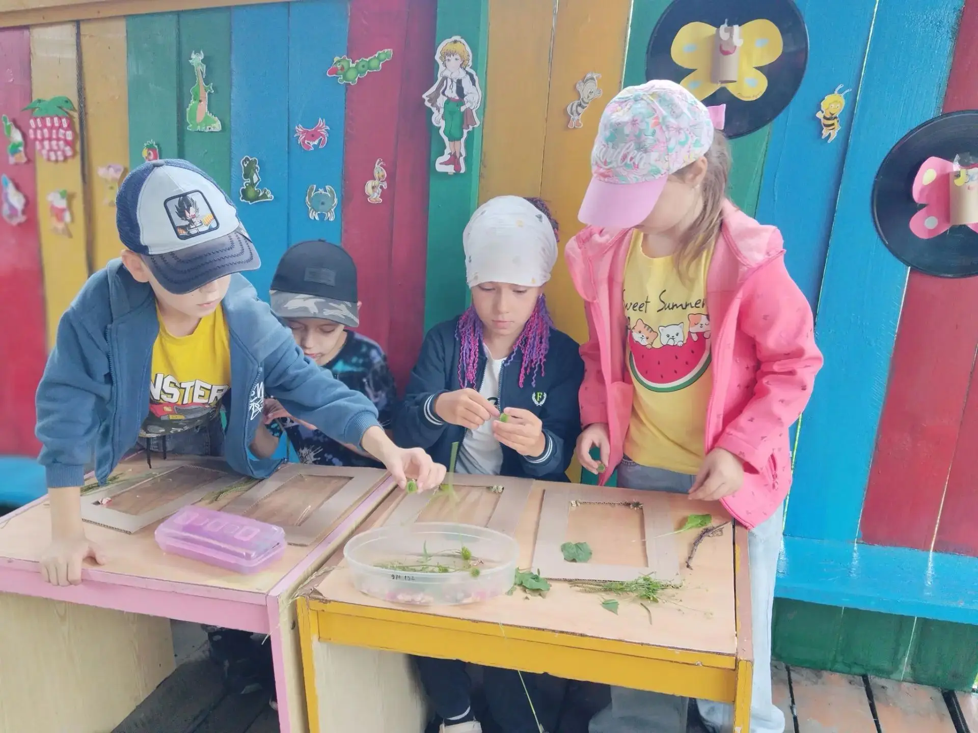 🎨 Летний пейзаж своими руками! ☀️

Наши ребята создали чудесные картины — в ход пошли природные и б