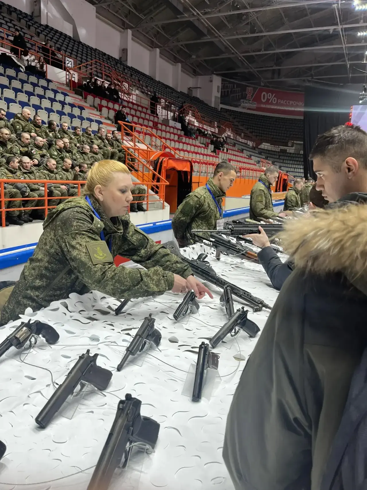 Сегодня, 23 февраля, в спортивно-зрелищном комплексе «Платинум Арена» состоялась патриотическая акци