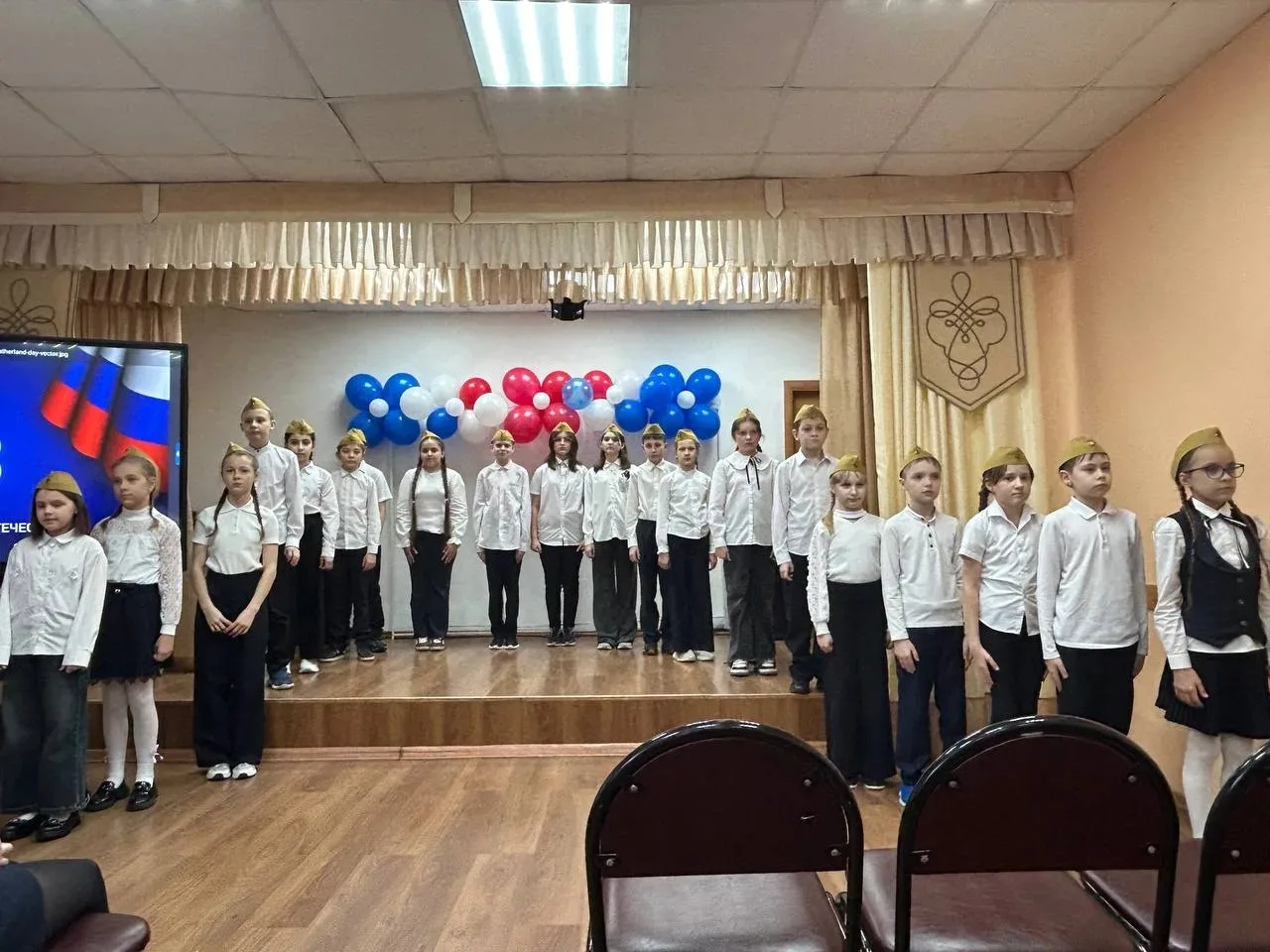 🇷🇺 Накануне Дня защитника Отечества в нашей школе прошёл трогательный фестиваль солдатской песни сре