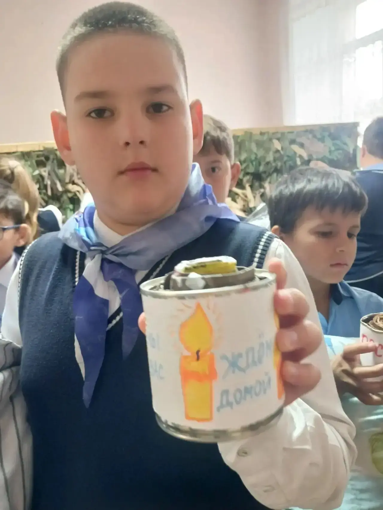 🇷🇺Орлята из 58-й школы помогли сплести сети для бойцов танковой бригады