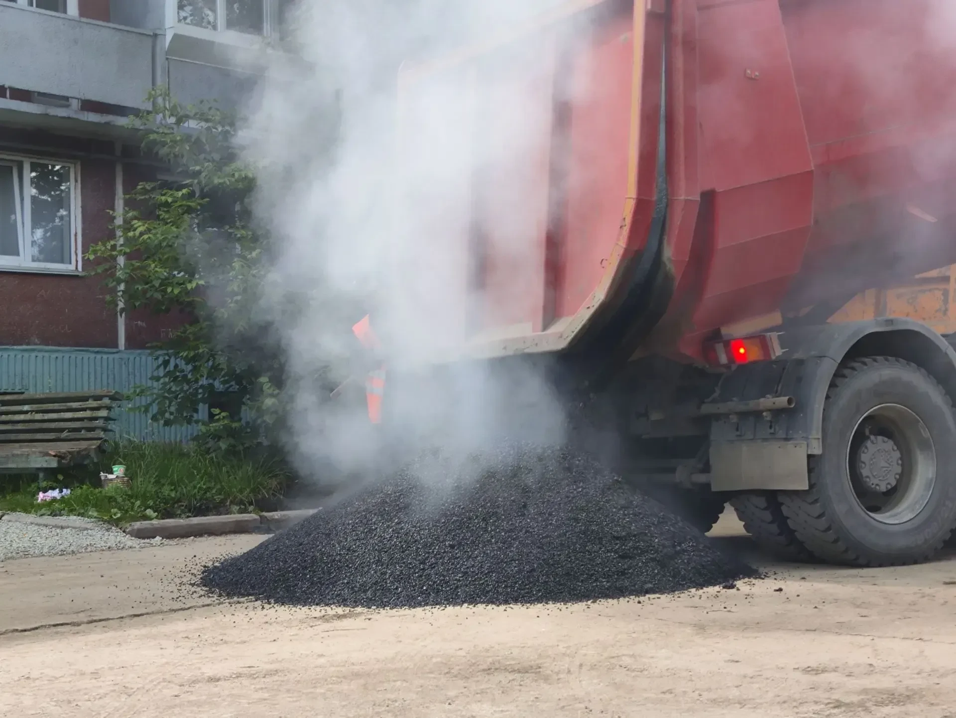 В Озёрске продолжается асфальтирование дворов.