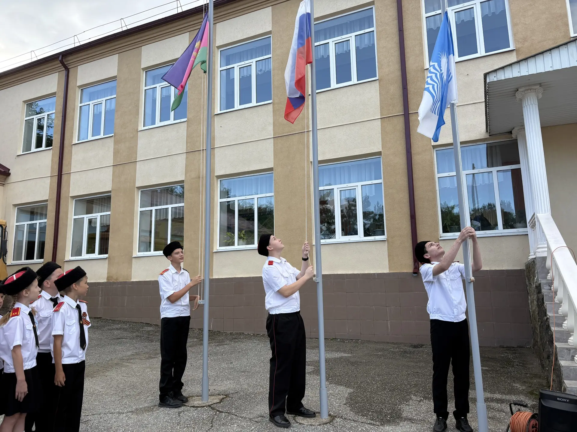 🇷🇺 Понедельник начался правильно! С поднятия флагов и исполнения гимнов России и наше...