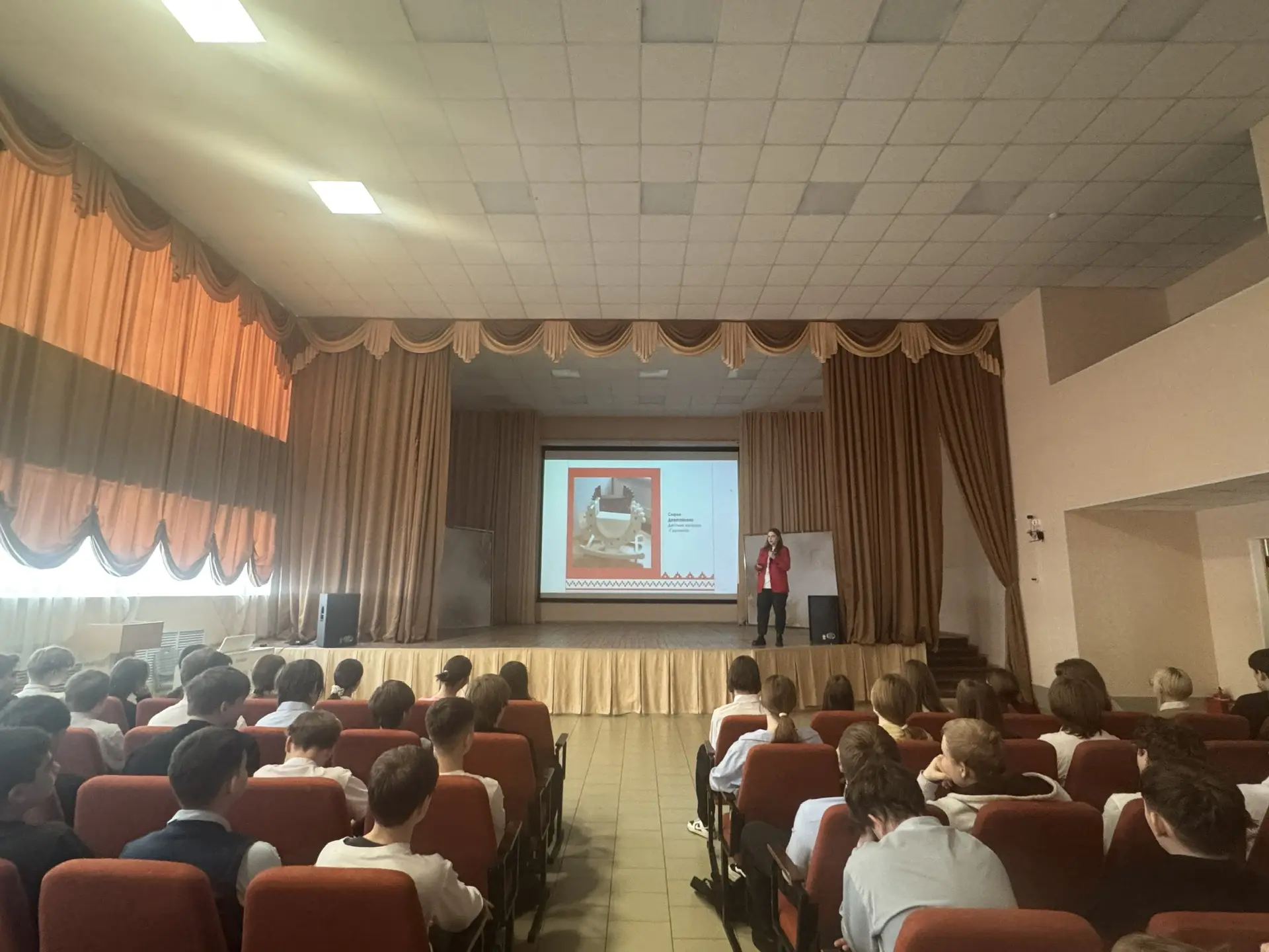 🏫✨ Как оживают сказки? Восьмиклассники нашей школы узнали это на мультиформатном мероприятии от гост