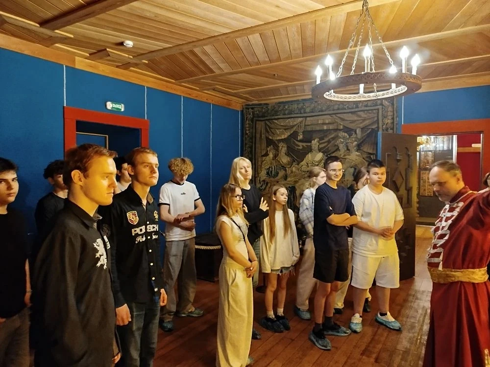 👑 Путешествие в прошлое: 9 «К» класс в усадьбе Алексея Михайловича  🚌Ученики 9 «К» класса вместе с к