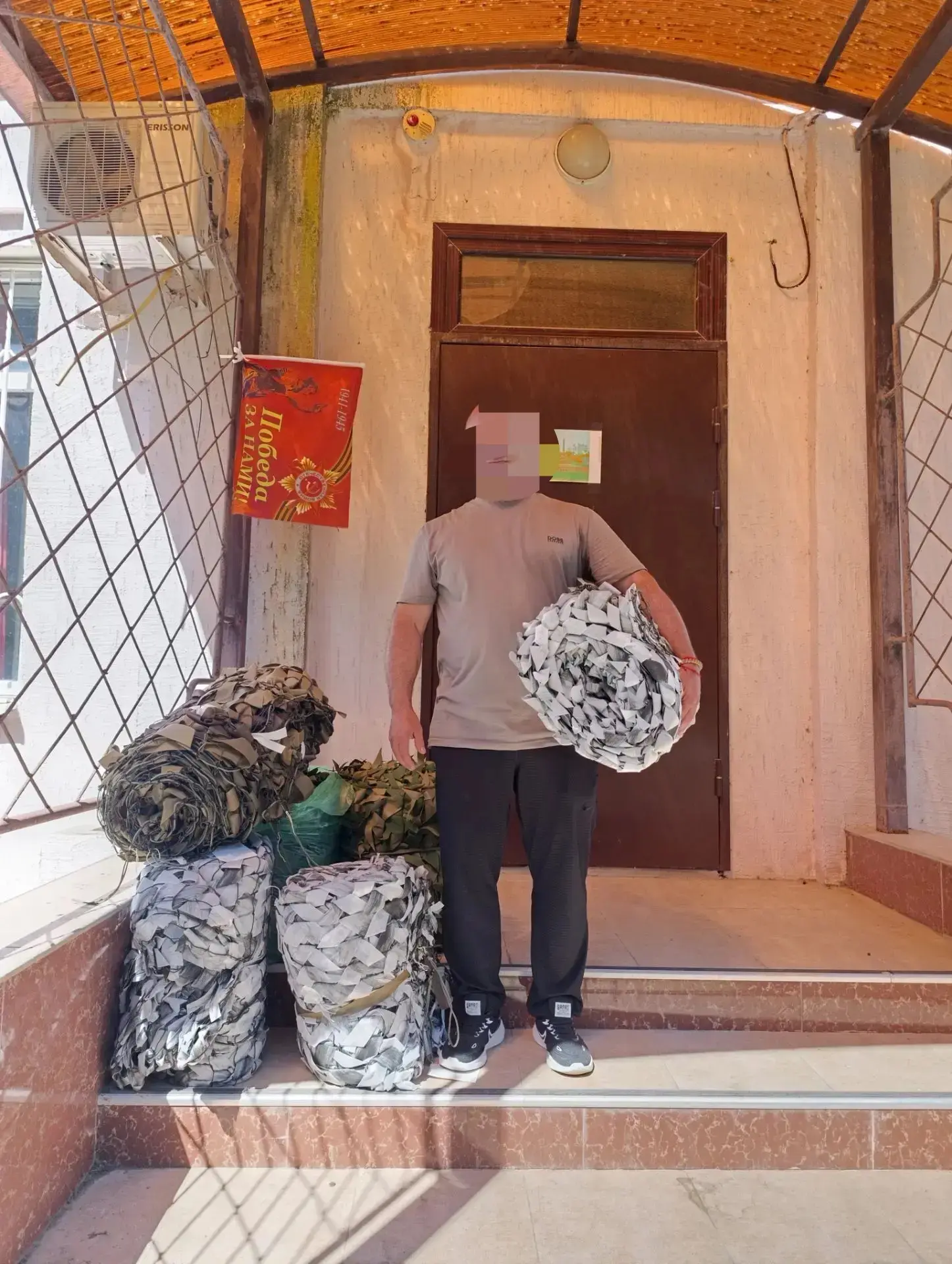 Тепло рук — защита наших бойцов

В Курском округе продолжается важная работа по плетению маскировочн