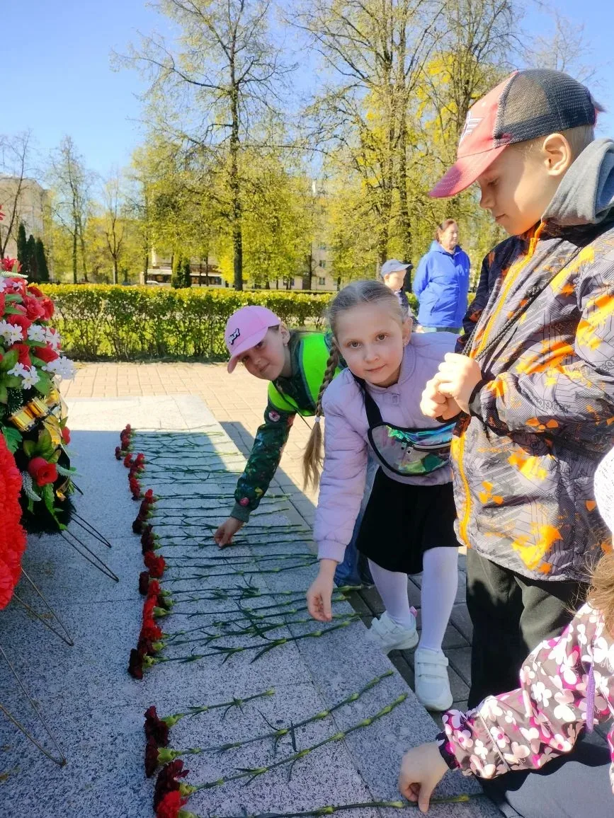 Ученики 1 Б класса активно присоединились к Всероссийской акции "Окна Победы". Ребята украсили окна 