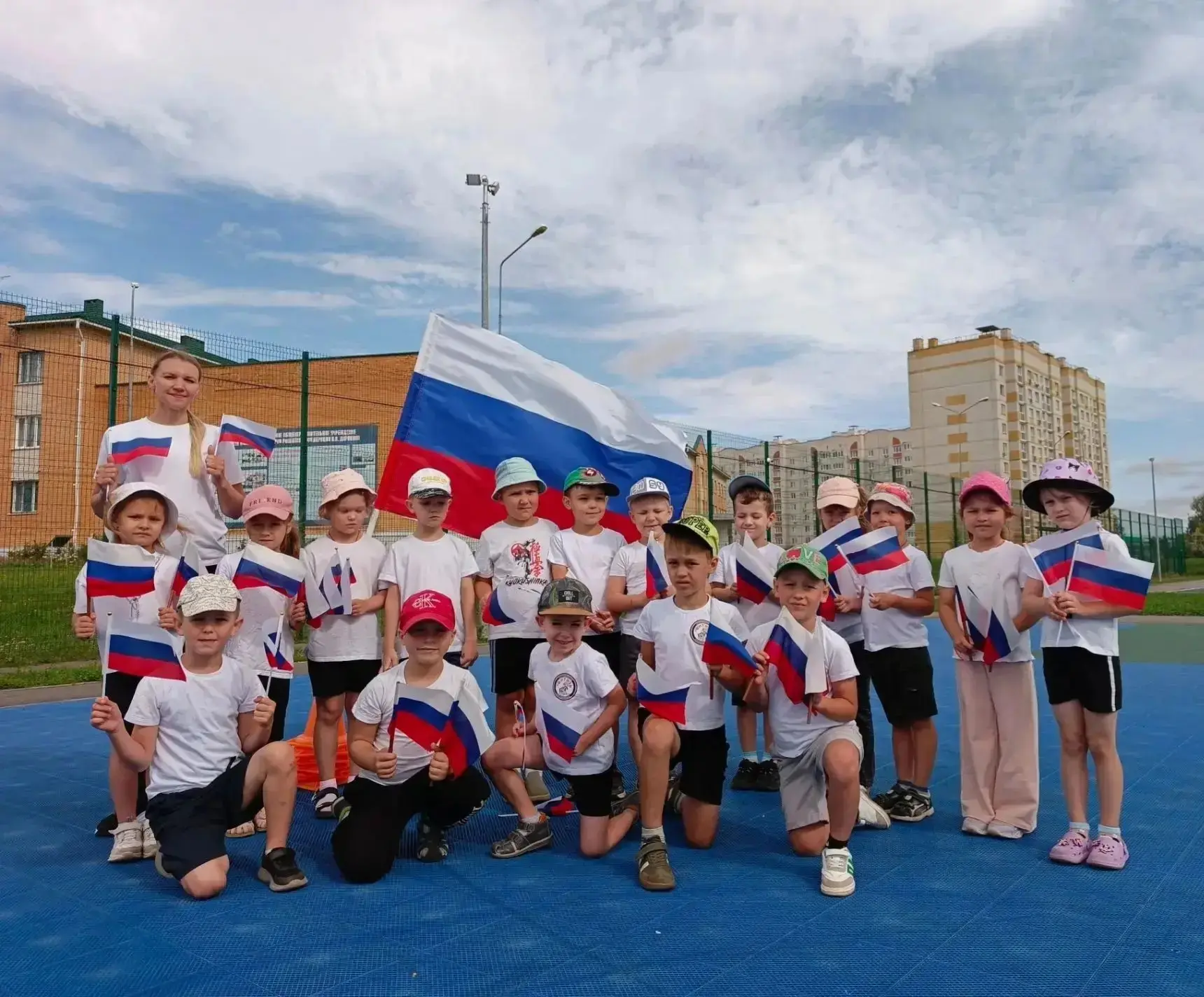 🇷🇺Юные патриоты присоединились к празднованию Дня флага