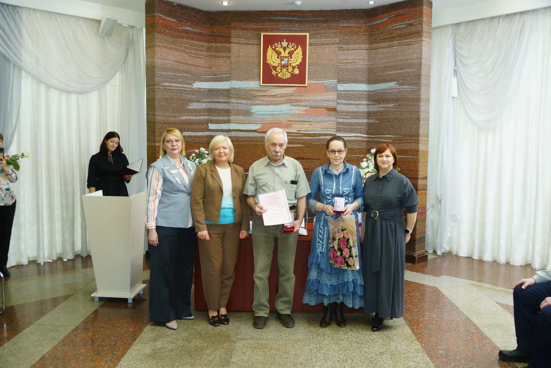 Семьи, подающие пример: семь супружеских пар получили знак отличия «Совет да любовь» ❤
