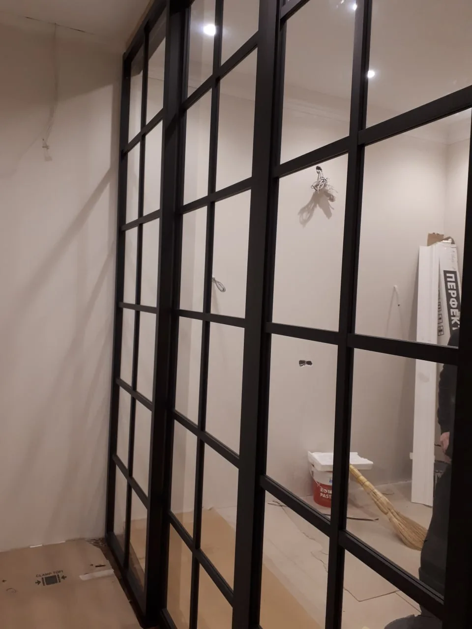 Приветствуем всех!🤝

В современном дизайне стеклянные перегородки – лучшее решение, особенно для ма